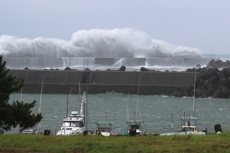 台風７号の影響で堤防に押し寄せる高波＝２０２３年８月１４日、三重県紀宝町