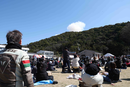 小型衛星ロケット「カイロス」初号機が爆発し、煙が上がる発射場の方向を見る見学者ら＝３月１３日、和歌山県串本町