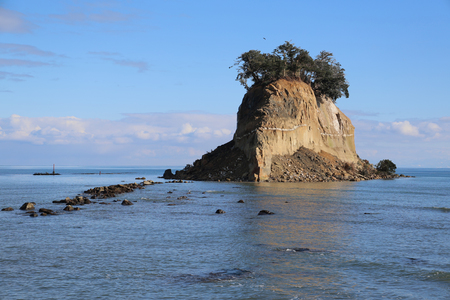 能登半島国定公園にあり、地震の影響で崩れた景勝地「見附島」＝１月２９日、石川県珠洲市