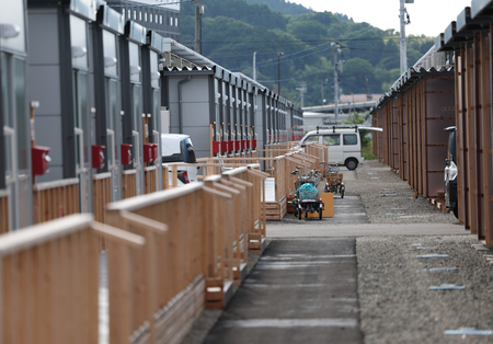 能登半島地震、立ち並ぶ仮設住宅＝６月２８日、石川県輪島市