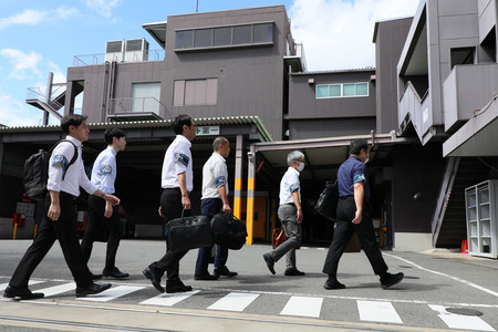 立ち入り調査のため小林製薬の旧大阪工場に入る大阪市の職員ら＝２７日午前、大阪市淀川区