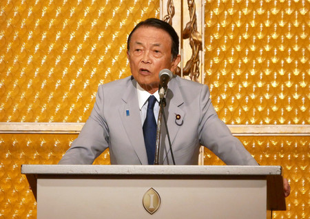 麻生派研修会で講演する自民党の麻生太郎副総裁＝２７日午後、横浜市