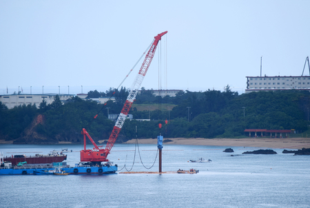 辺野古沖の大浦湾で海底に金属製のくいを打ち込むクレーン船＝２０日、沖縄県名護市