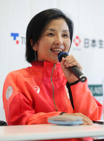 記者会見する日本選手団の田口亜希団長＝２７日、パリ郊外