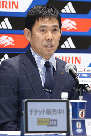 記者会見で日本代表メンバーを発表し、質問に答えるサッカー日本代表の森保一監督＝２９日、千葉市美浜区