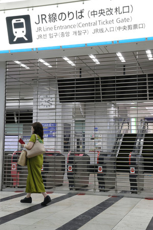 台風１０号接近で運休となり、シャッターが下りたＪＲ博多駅在来線の改札口＝２９日午後、福岡市博多区