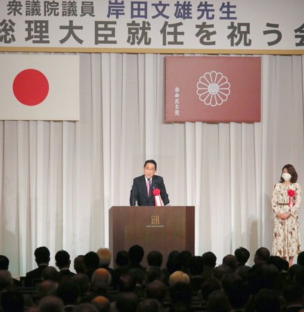 首相就任を祝う会であいさつする岸田文雄首相（中央）＝２０２２年６月、広島市中区