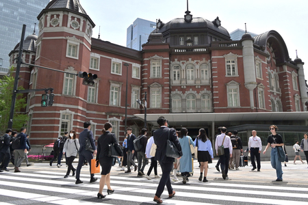 ＪＲ東京駅前の横断歩道を渡る人たち＝東京都千代田区