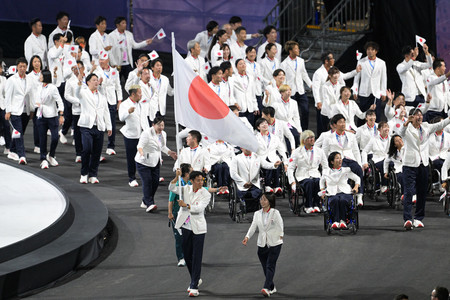 開会式で入場行進する日本選手団＝２８日、パリ（ＡＦＰ時事）