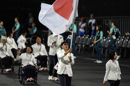 開会式で入場行進する日本の旗手・石山大輝＝２８日、パリ（ＡＦＰ時事）