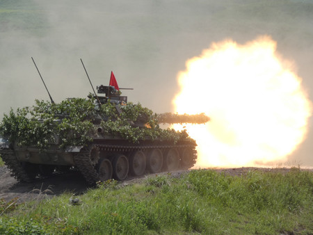 陸上自衛隊の７４式戦車＝２０２３年５月、静岡県の東富士演習場