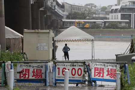 台風の影響で増水した多摩川＝３０日午前、川崎市高津区