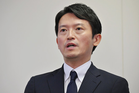 兵庫県議会の百条委員会後、記者団の取材に応じる斎藤元彦知事＝３０日午後、神戸市