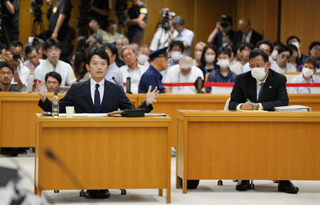 兵庫県議会の調査特別委員会（百条委員会）で発言する同県の斎藤元彦知事（左）＝３０日午後、神戸市（代表撮影）