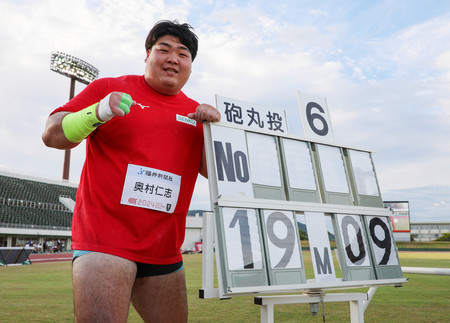 男子砲丸投げで日本記録を出した奥村仁志＝３０日、福井県営陸上競技場