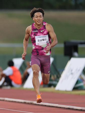 男子１００メートル決勝で力走する泉谷駿介＝３０日、福井県営陸上競技場