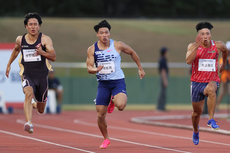 男子１００メートル決勝を制した小池祐貴（中央）＝３０日、福井県営陸上競技場