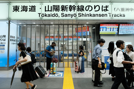 台風１０号の影響による運休で、閉じられたＪＲ東京駅の新幹線改札口＝３０日（ＡＦＰ時事）