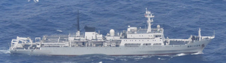 鹿児島県の屋久島周辺で領海に侵入した中国海軍の測量艦＝３１日（防衛省統合幕僚監部提供）