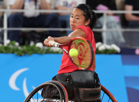 女子シングルス１回戦でプレーする上地結衣＝３１日、パリ