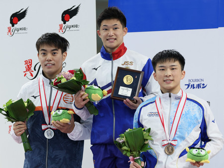 男子高飛び込みで優勝した玉井陸斗（中央）。左は２位の西田玲雄、右は３位の金戸快＝１日、滋賀・インフロニア草津アクアティクスセンター