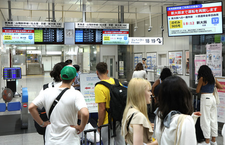 東海道新幹線の全線再開を受け、改札に向かう乗客ら＝１日午後、ＪＲ東京駅