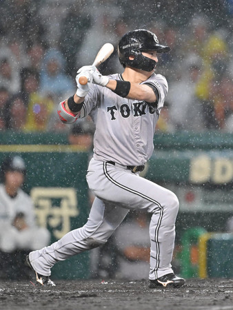 ７回、勝ち越しの適時打を放つ巨人の門脇＝１日、甲子園