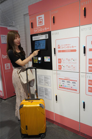 西武ＨＤの駅のロッカーから宿泊先まで荷物を配送するサービス＝２日、東京都新宿区の西武新宿駅