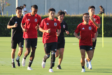 サッカー日本代表の合宿でランニングする長友（右手前）ら＝２日、千葉市