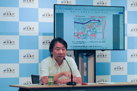 今年夏の記録的高温について記者会見する気象庁異常気象分析検討会の中村尚会長＝２日午後、東京都港区の気象庁