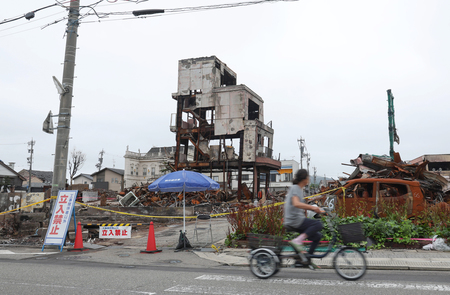 地震で焼失し、がれきが残る朝市通り周辺＝７月１日、石川県輪島市