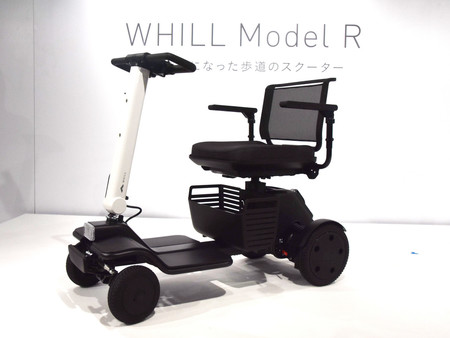 ＷＨＩＬＬ（ウィル）が発売した高齢者向けの歩道用スクーター「ＷＨＩＬＬ　Ｍｏｄｅｌ　Ｒ」＝３日午後、東京都品川区