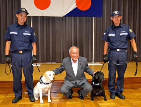 鈴木俊一財務相（中央）を表敬訪問した紙幣探知犬＝３日午後、財務省