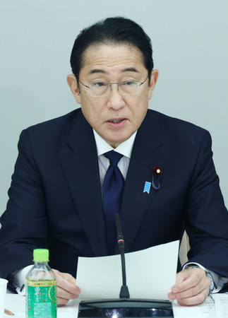 経済財政諮問会議で発言する岸田文雄首相＝３日午後、首相官邸