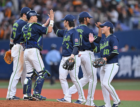 巨人に勝ち、喜ぶヤクルトナイン＝３日、京セラドーム