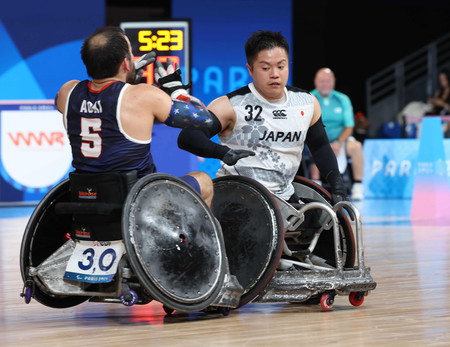 車いすラグビー決勝の米国戦、タックルする橋本（右）＝２日、パリ