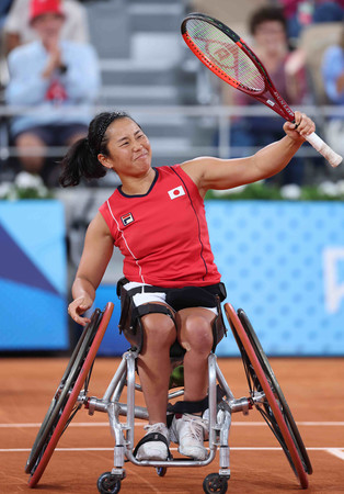 女子シングルス準々決勝で中国選手に勝ち、ガッツポーズする上地結衣＝３日、パリ