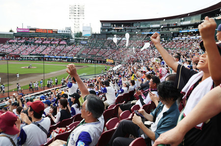 交流戦初優勝が決まり、喜ぶ楽天ファン＝６月１６日、楽天モバイルパーク宮城