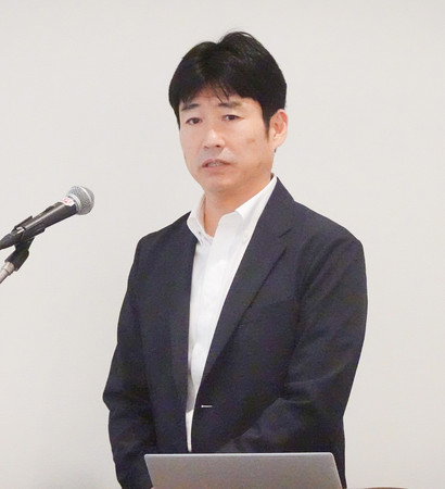 記者会見するＥＶ関連会社「イブニオン」の窪田賢太社長＝４日午後、東京都港区