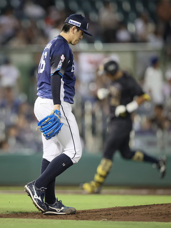 ２回、オリックスの杉本（奥）に先制ソロ本塁打を打たれた西武先発の隅田＝４日、ほっともっと神戸