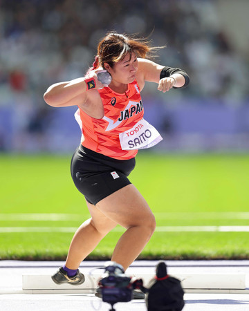 女子砲丸投げ（上肢障害Ｆ４６）決勝で２回目の投てきをする斎藤由希子＝４日、サンドニ