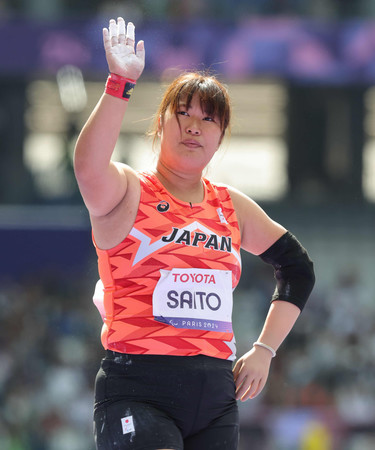 女子砲丸投げ（上肢障害Ｆ４６）決勝の競技を終え、手を振る斎藤由希子＝４日、サンドニ