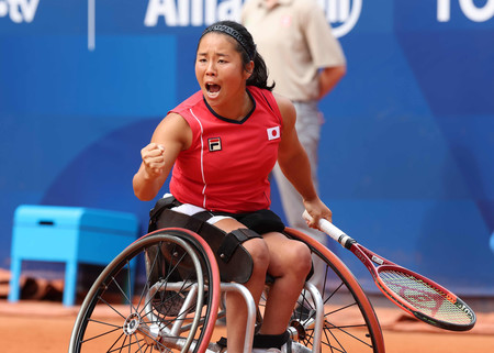 女子シングルス準決勝、ポイントを奪いガッツポーズする上地結衣＝４日、パリ