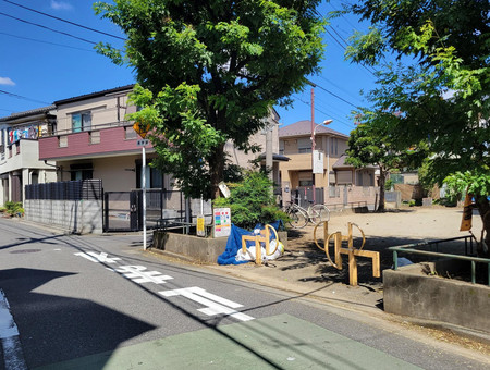 自転車に乗った男が追い抜きざまに女性の胸を触り逃走した「ワンタッチ痴漢」の現場＝５日午前、東京都中野区