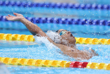 男子２００メートル背泳ぎ決勝で力泳する竹原秀一＝５日、東京アクアティクスセンター