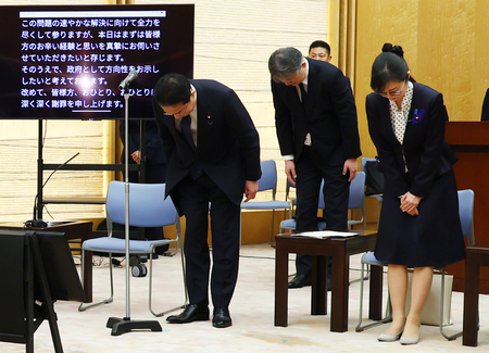 強制不妊訴訟の原告らと面会し、謝罪する岸田文雄首相（左）ら＝７月１７日、首相官邸