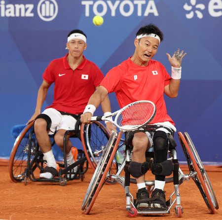 男子ダブルス準決勝でプレーする小田凱人（左）、三木拓也組＝４日、パリ