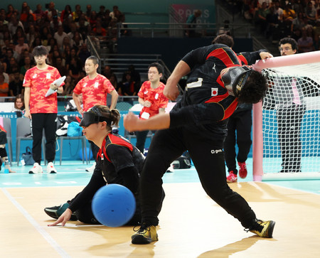 男子準決勝でボールを投げる金子（右手前）＝４日、パリ