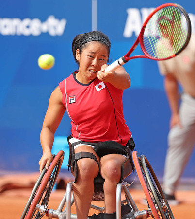 女子シングルス準決勝、プレーする上地結衣＝４日、パリ