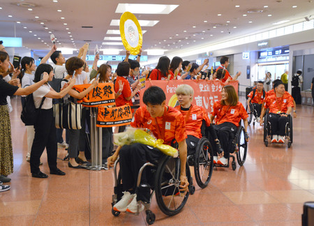 帰国した車いすラグビー日本代表の選手ら＝５日午後、羽田空港